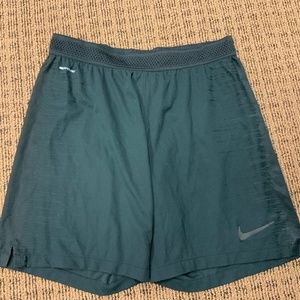 Nike Aeroswift shorts size med